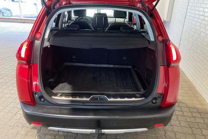 Rød Peugeot 2008 fra 2019