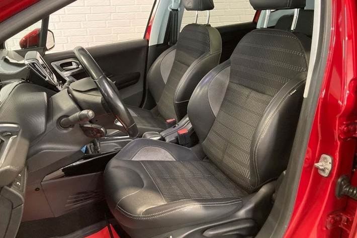 Rød Peugeot 2008 fra 2019
