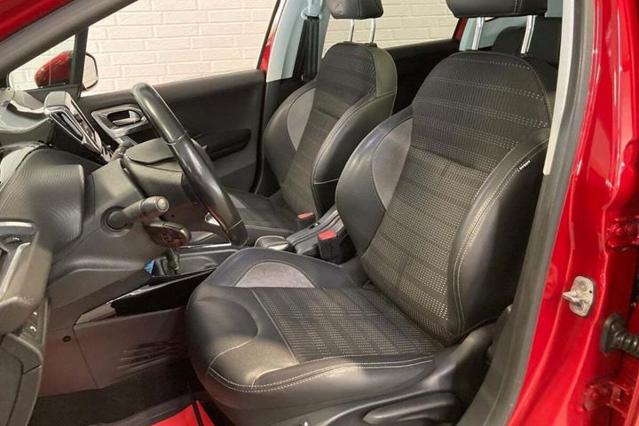Rød Peugeot 2008 fra 2019