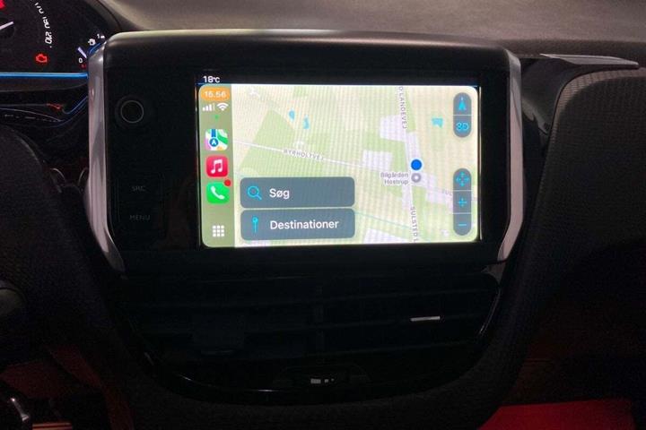 Rød Peugeot 2008 fra 2019