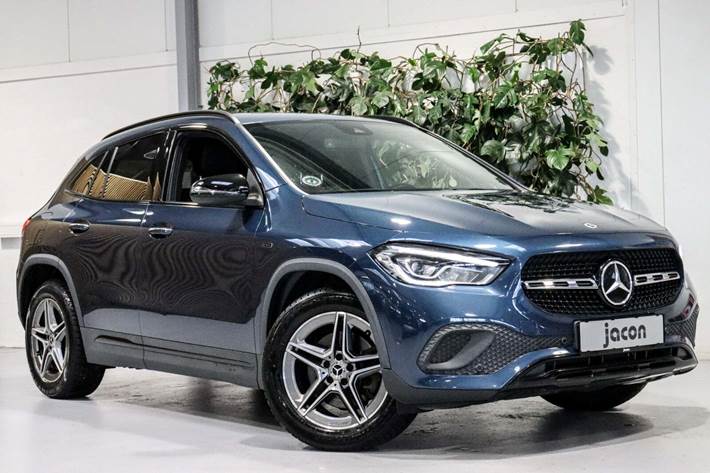 Blå Mercedes GLA250 e fra 2021