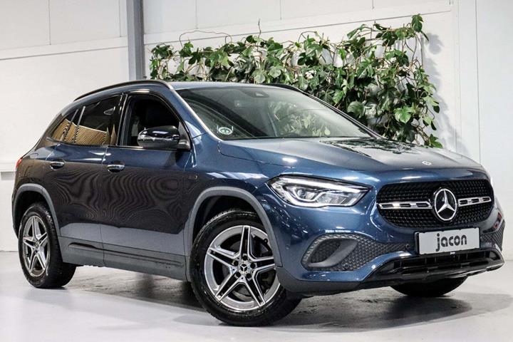 Blå Mercedes GLA250 e fra 2021 set udefra