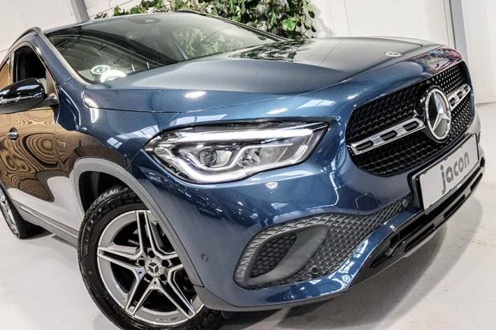 Blå Mercedes GLA250 e fra 2021