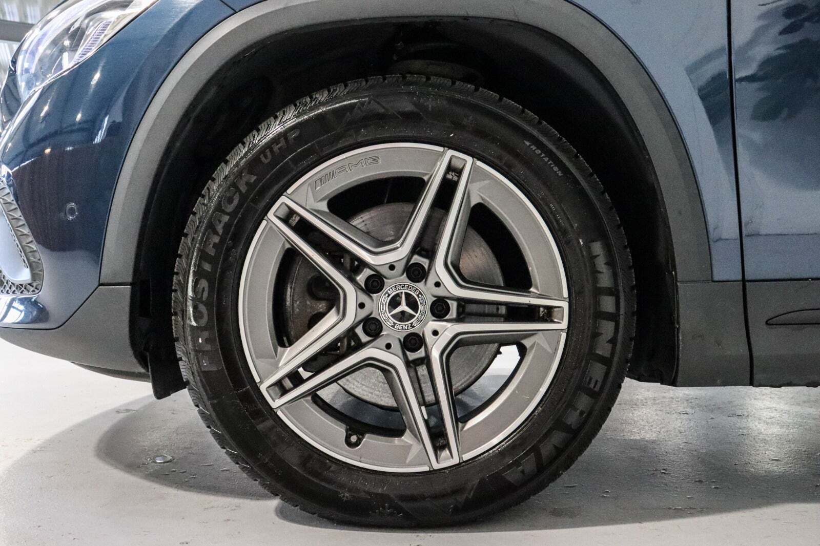 Blå Mercedes GLA250 e fra 2021