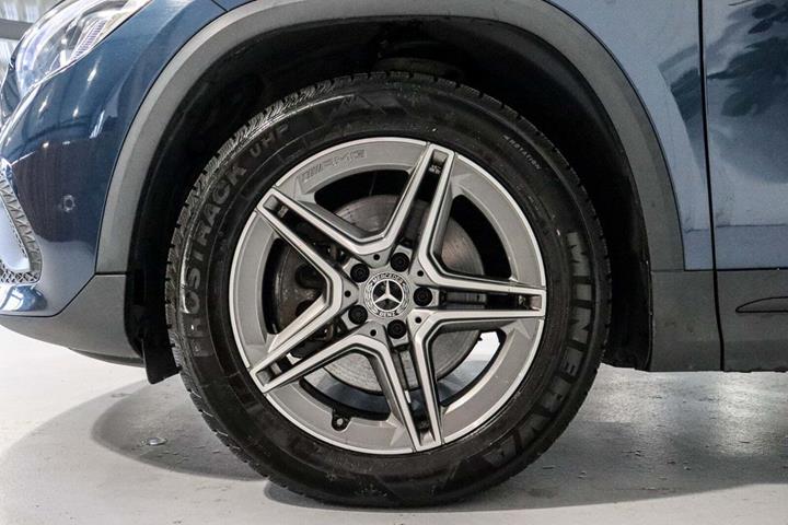 Blå Mercedes GLA250 e fra 2021