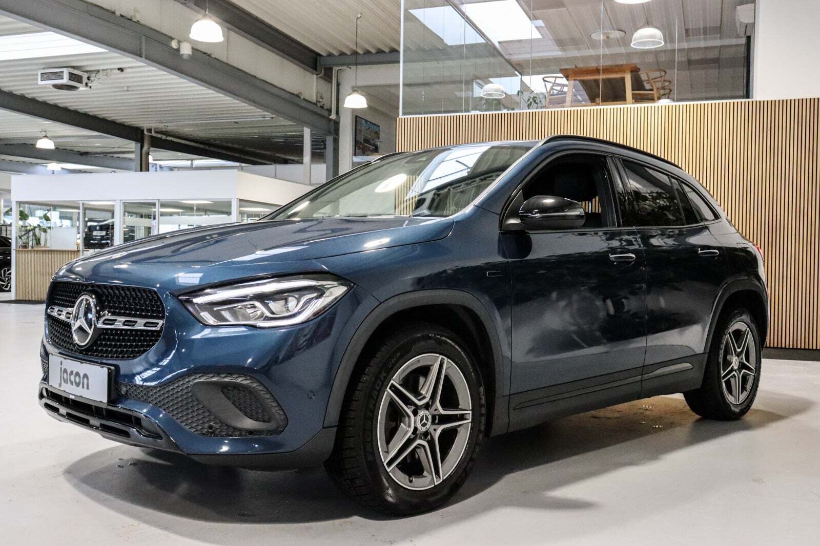 Blå Mercedes GLA250 e fra 2021