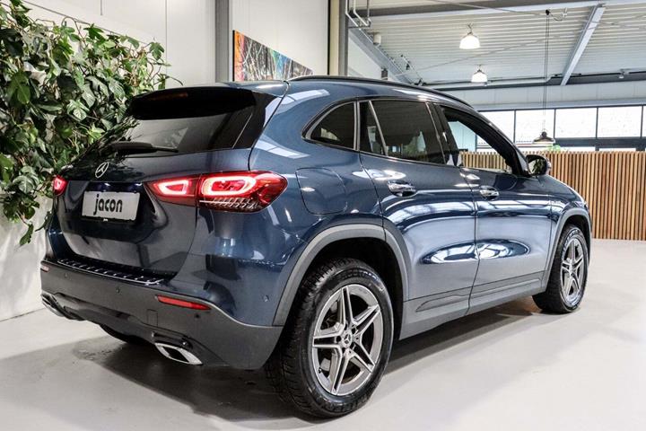 Blå Mercedes GLA250 e fra 2021