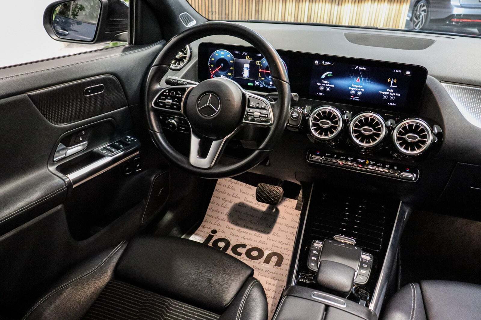 Blå Mercedes GLA250 e fra 2021