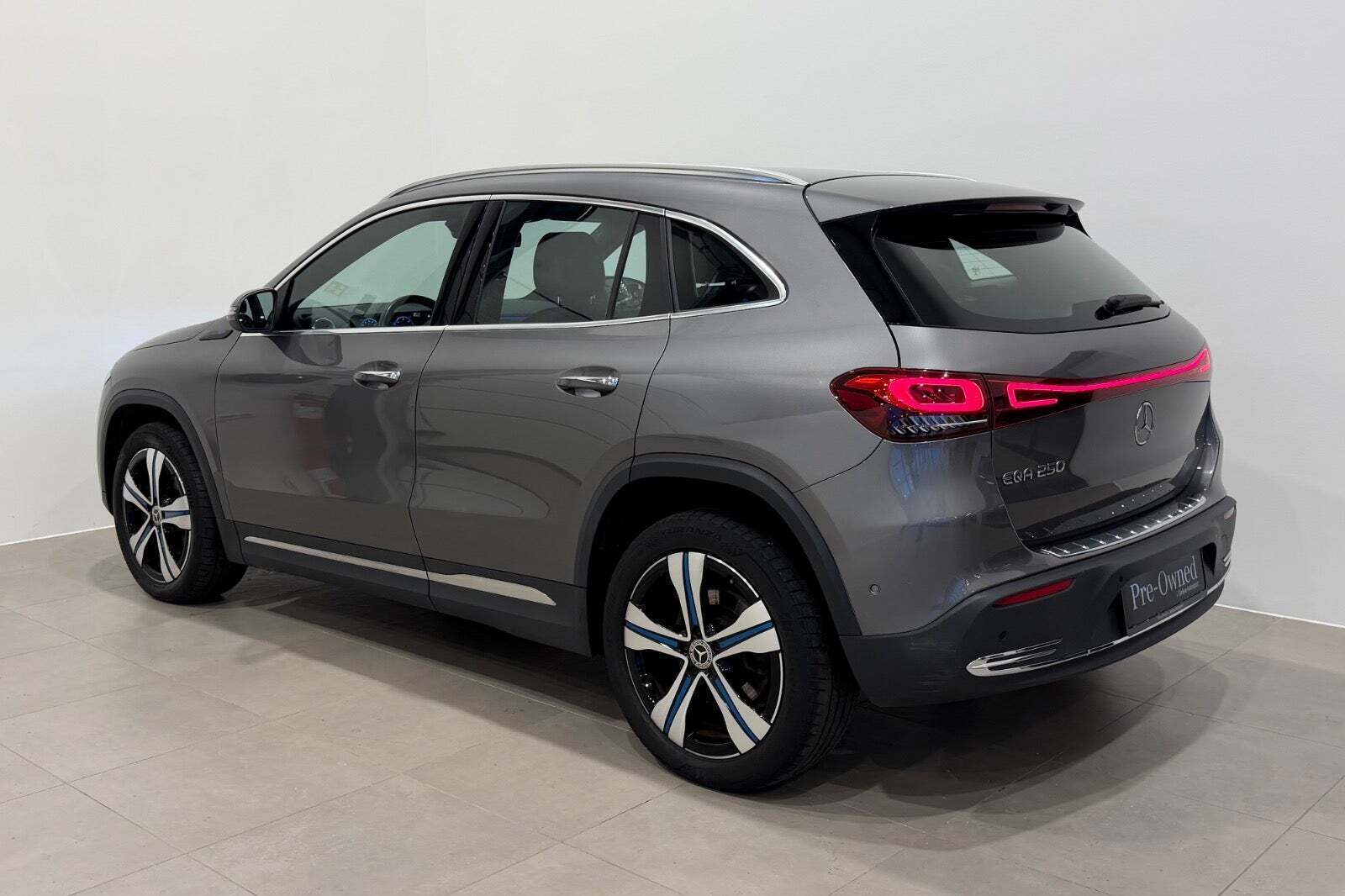 Grå Mercedes EQA250 fra 2021