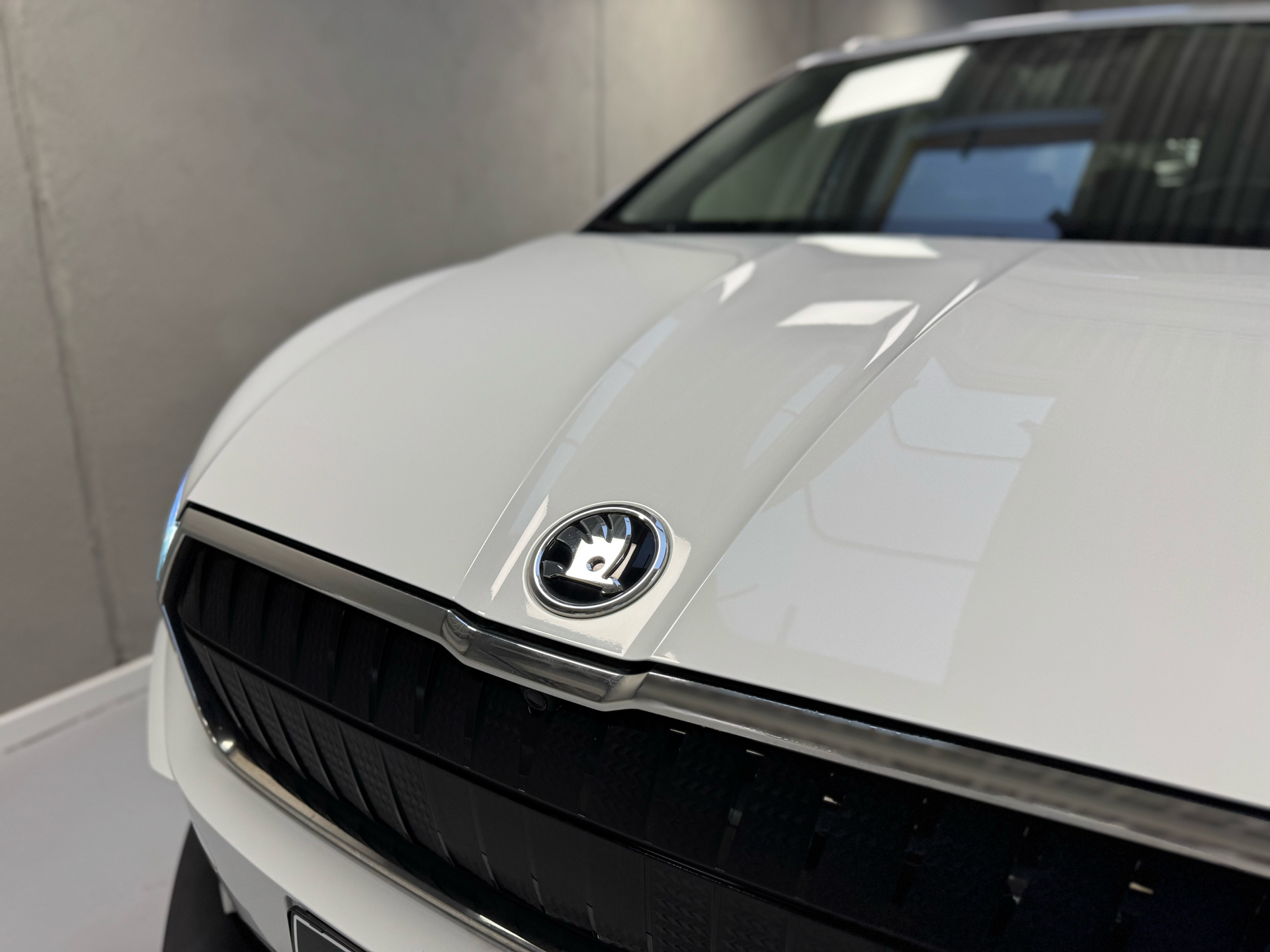 Hvid Skoda Enyaq fra 2021