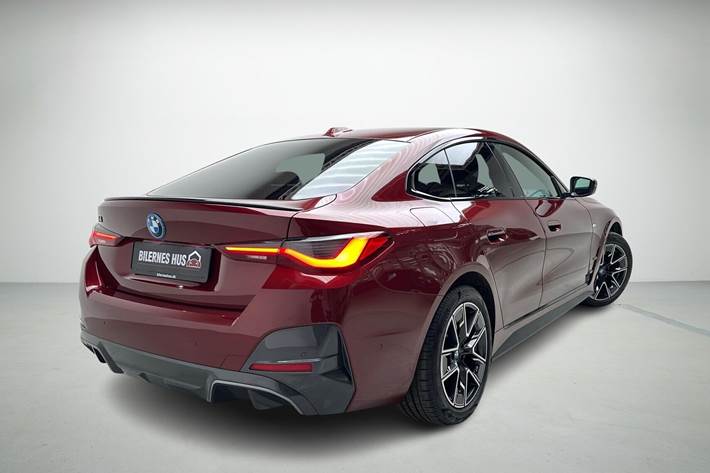 Rød BMW i4 fra 2023