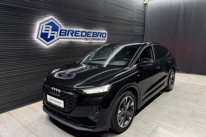 Sort Audi Q4 e-tron fra 2024 set udefra