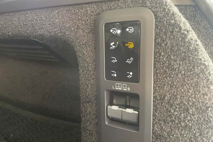 Orange Land Rover Range Rover fra 2025