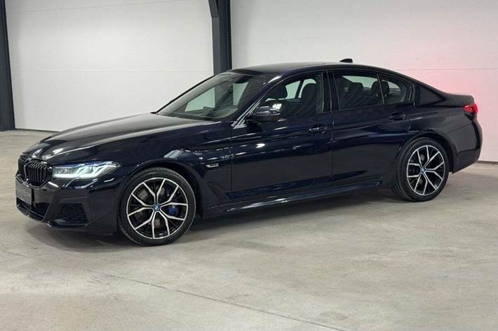 Sort BMW 545e fra 2022