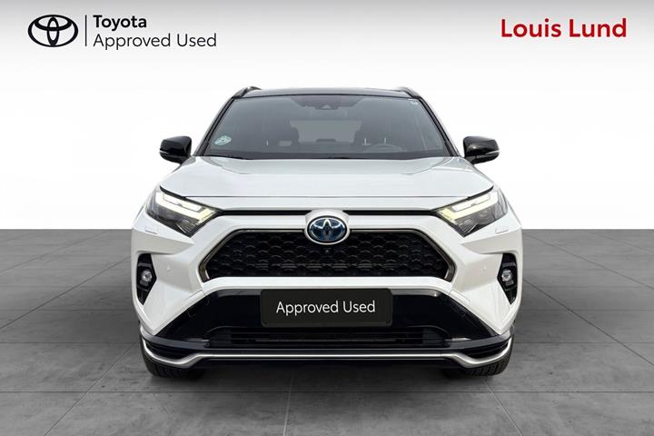Hvid Toyota RAV4 Plug-in fra 2023