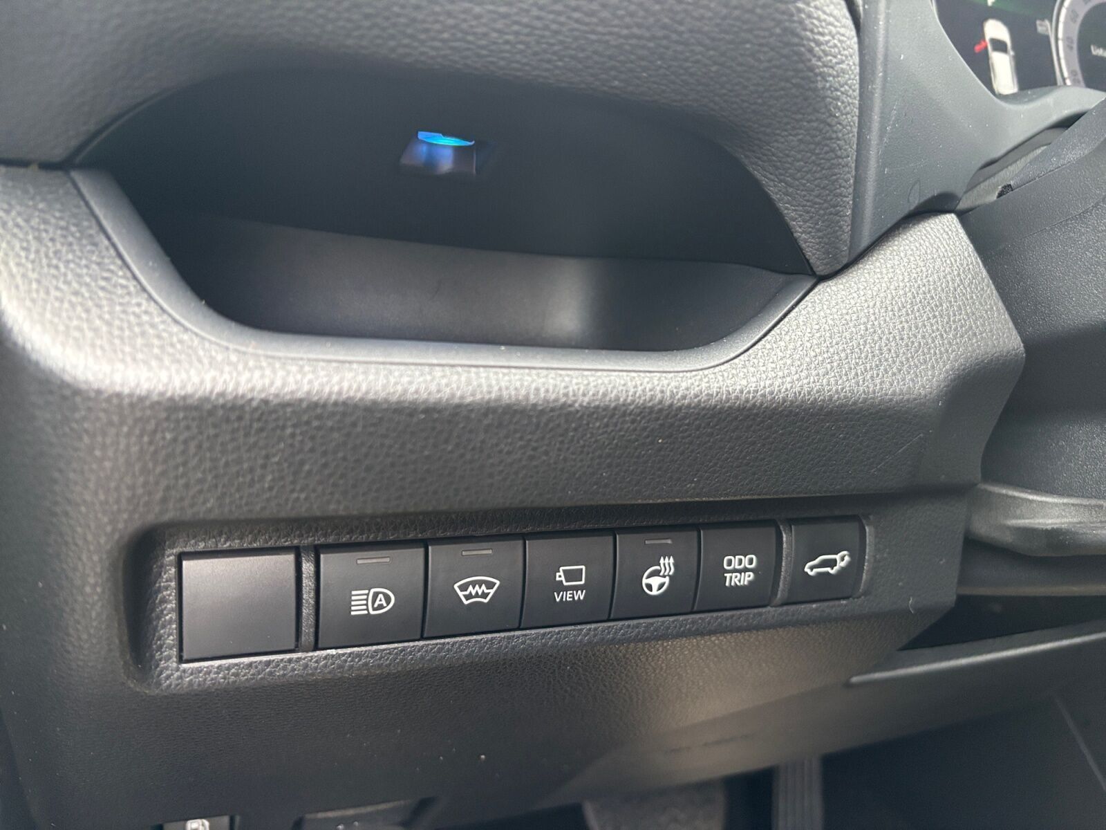 Hvid Toyota RAV4 Plug-in fra 2023