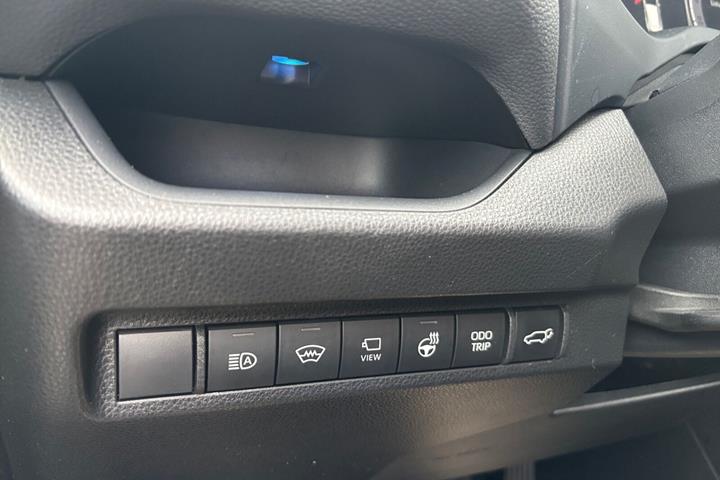 Hvid Toyota RAV4 Plug-in fra 2023