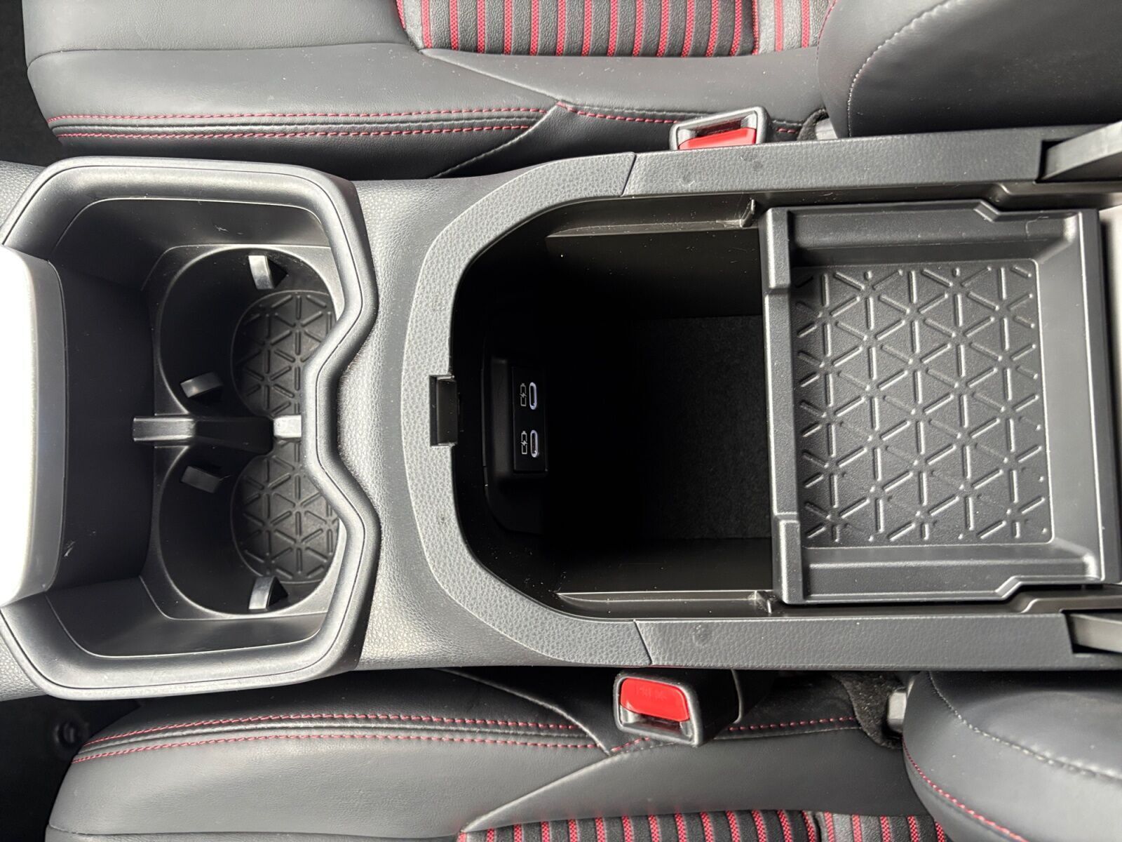 Hvid Toyota RAV4 Plug-in fra 2023