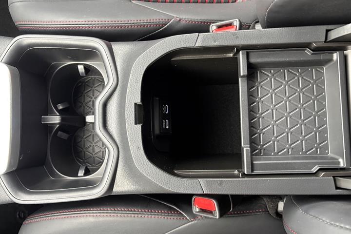 Hvid Toyota RAV4 Plug-in fra 2023