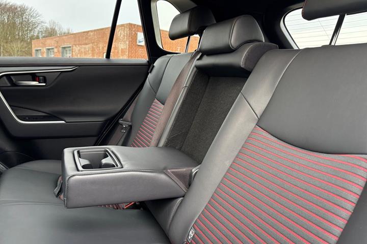 Hvid Toyota RAV4 Plug-in fra 2023