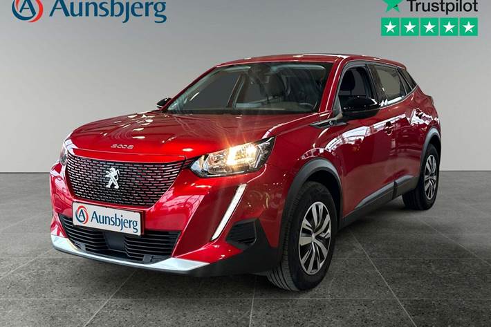 Rød Peugeot e-2008 fra 2022 set udefra