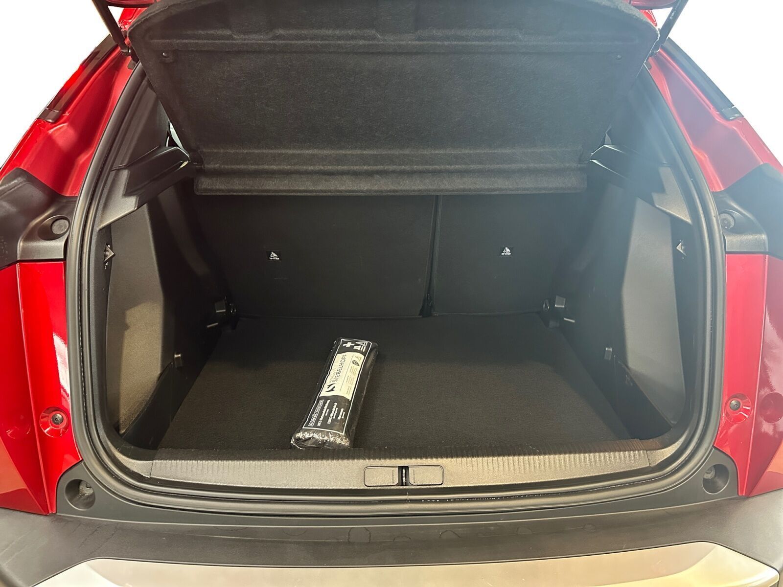 Rød Peugeot e-2008 fra 2022