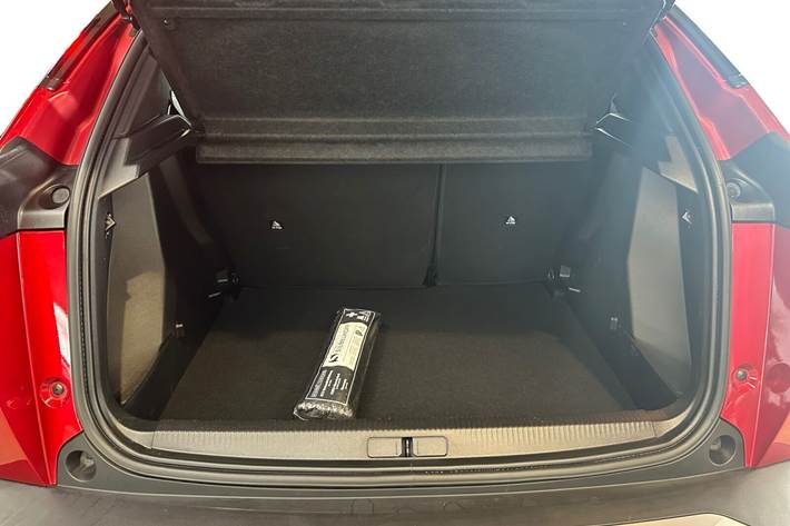 Rød Peugeot e-2008 fra 2022