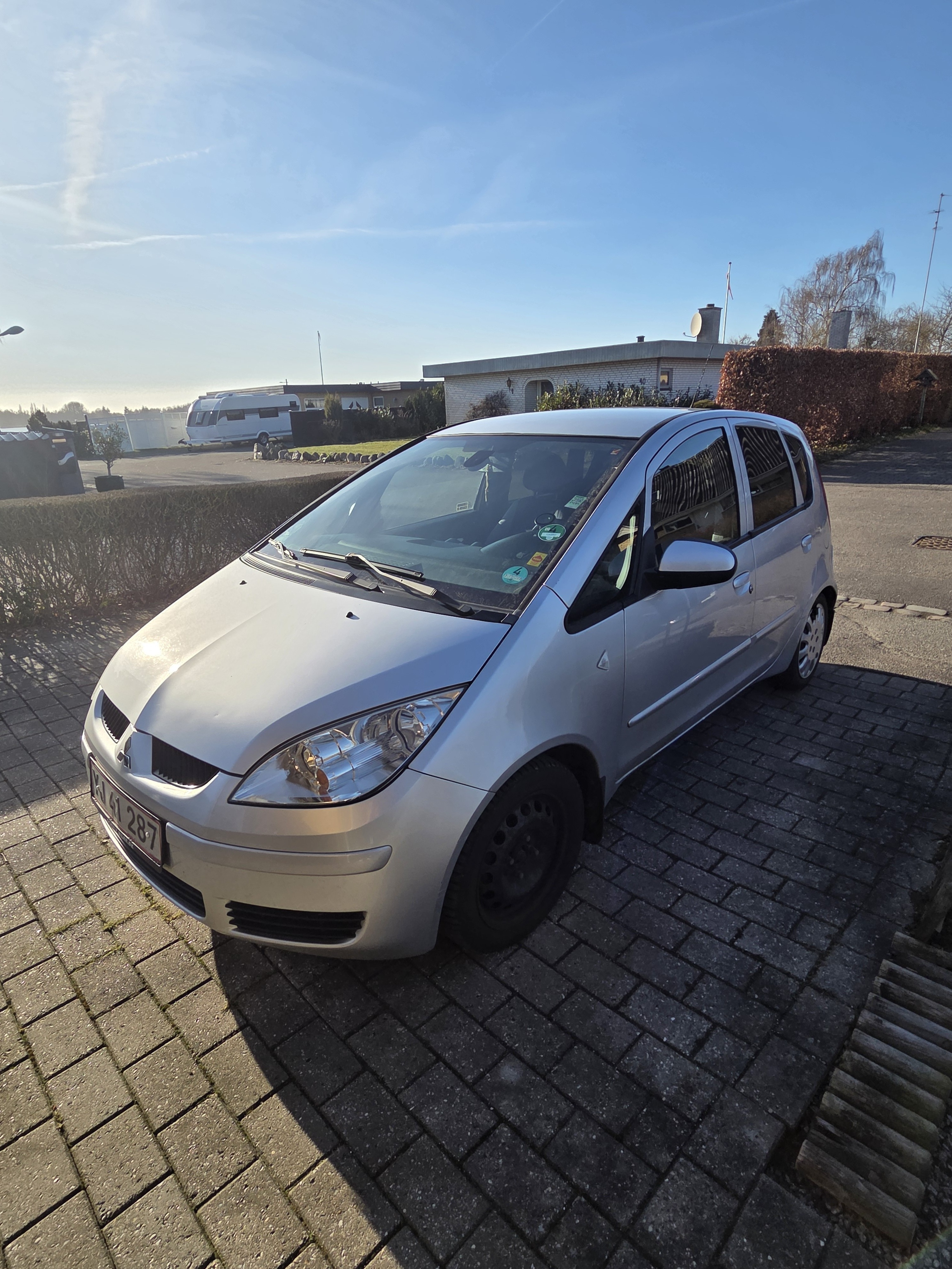 Grå Mitsubishi Colt fra 2006