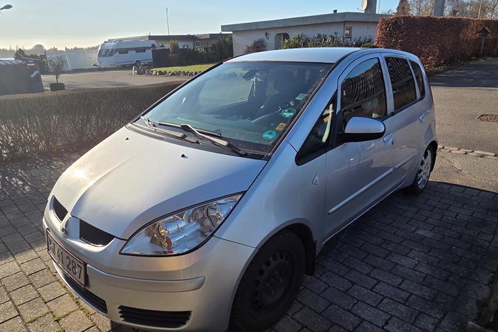 Grå Mitsubishi Colt fra 2006