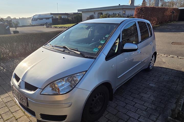 Grå Mitsubishi Colt fra 2006