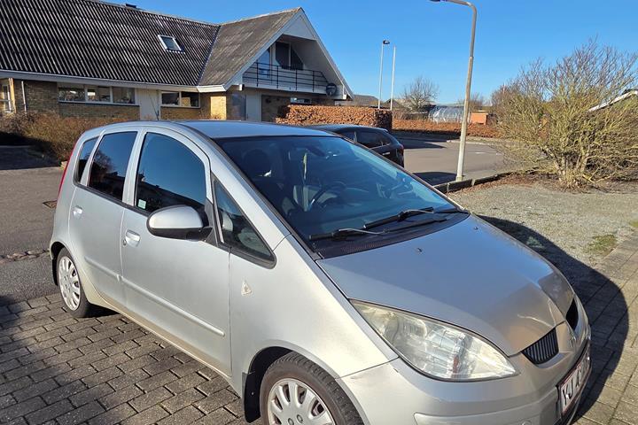 Grå Mitsubishi Colt fra 2006