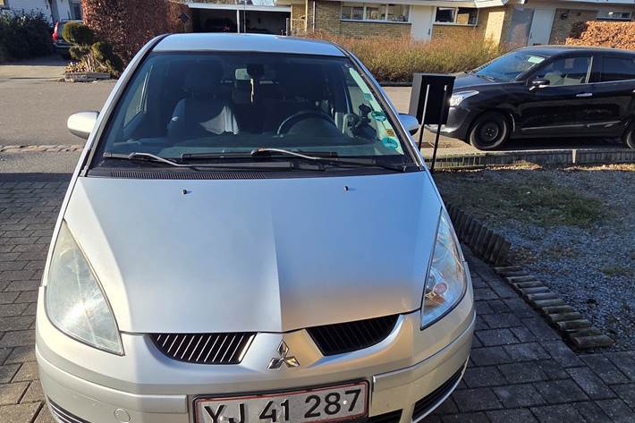 Grå Mitsubishi Colt fra 2006