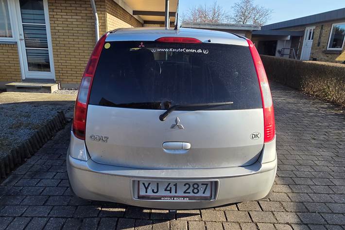 Grå Mitsubishi Colt fra 2006