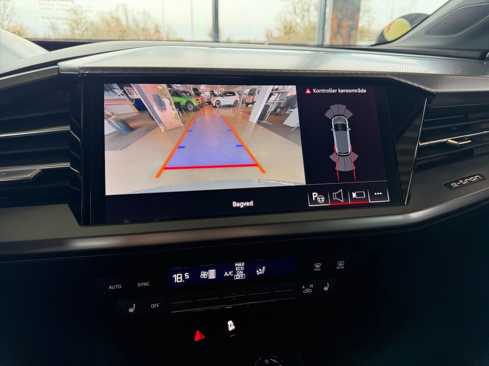 Grå Audi Q4 e-tron fra 2023