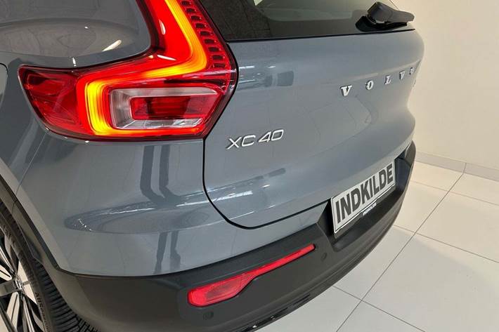 Grå Volvo XC40 fra 2022