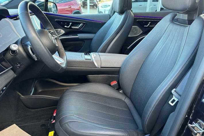 Sort Mercedes EQS450 SUV fra 2024