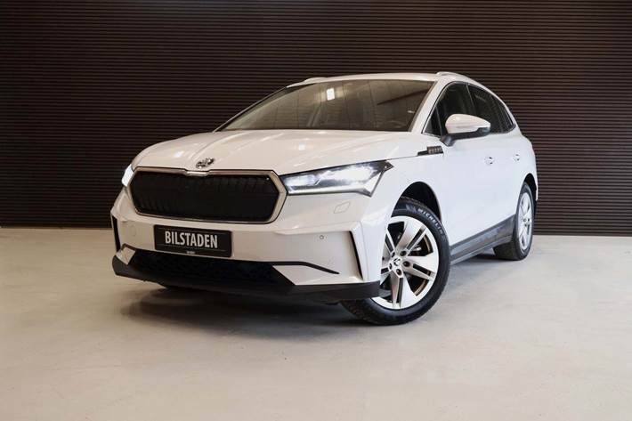Hvid Skoda Enyaq fra 2022 set udefra