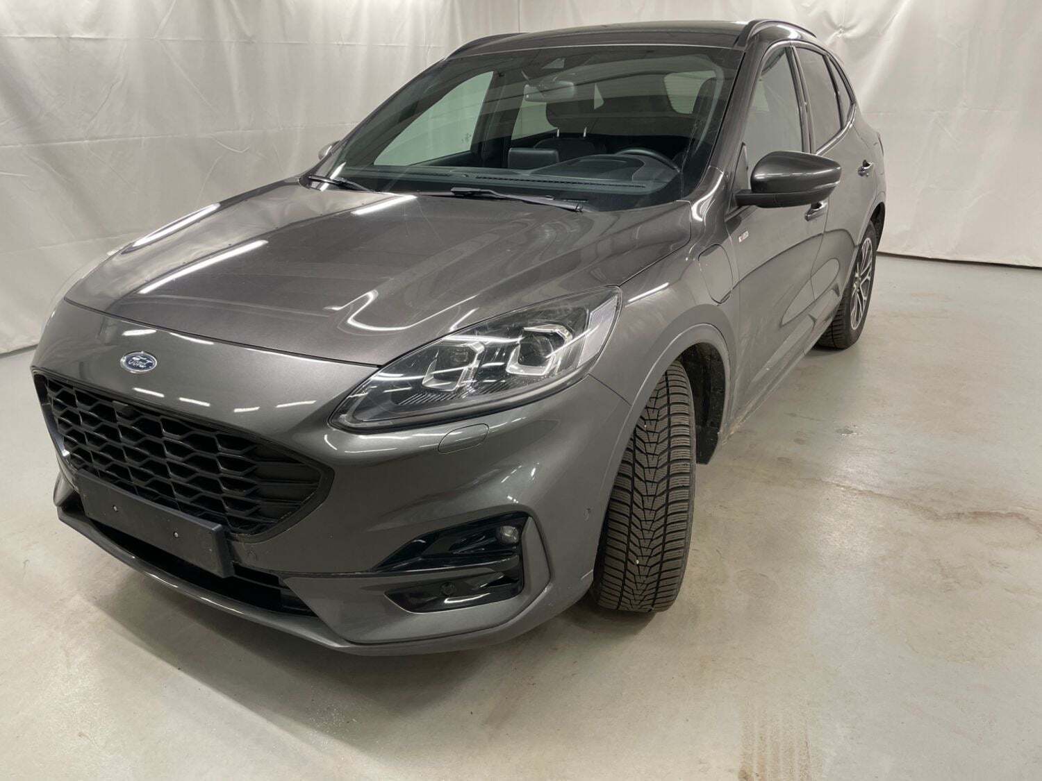 Grå Ford Kuga fra 2020