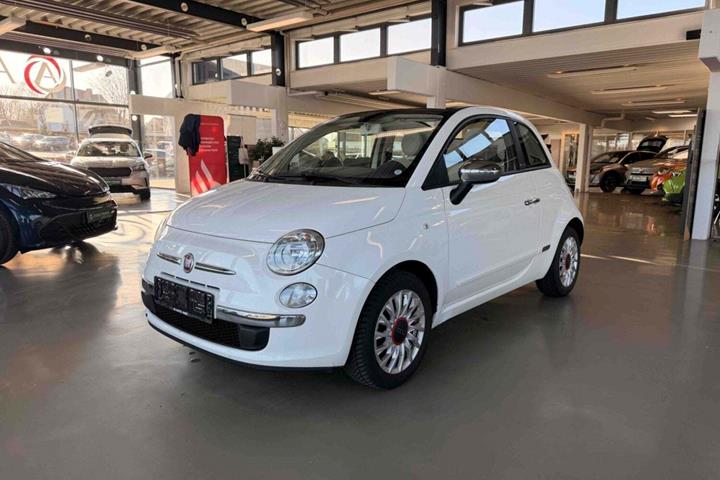 Hvid Fiat 500C fra 2013 set udefra