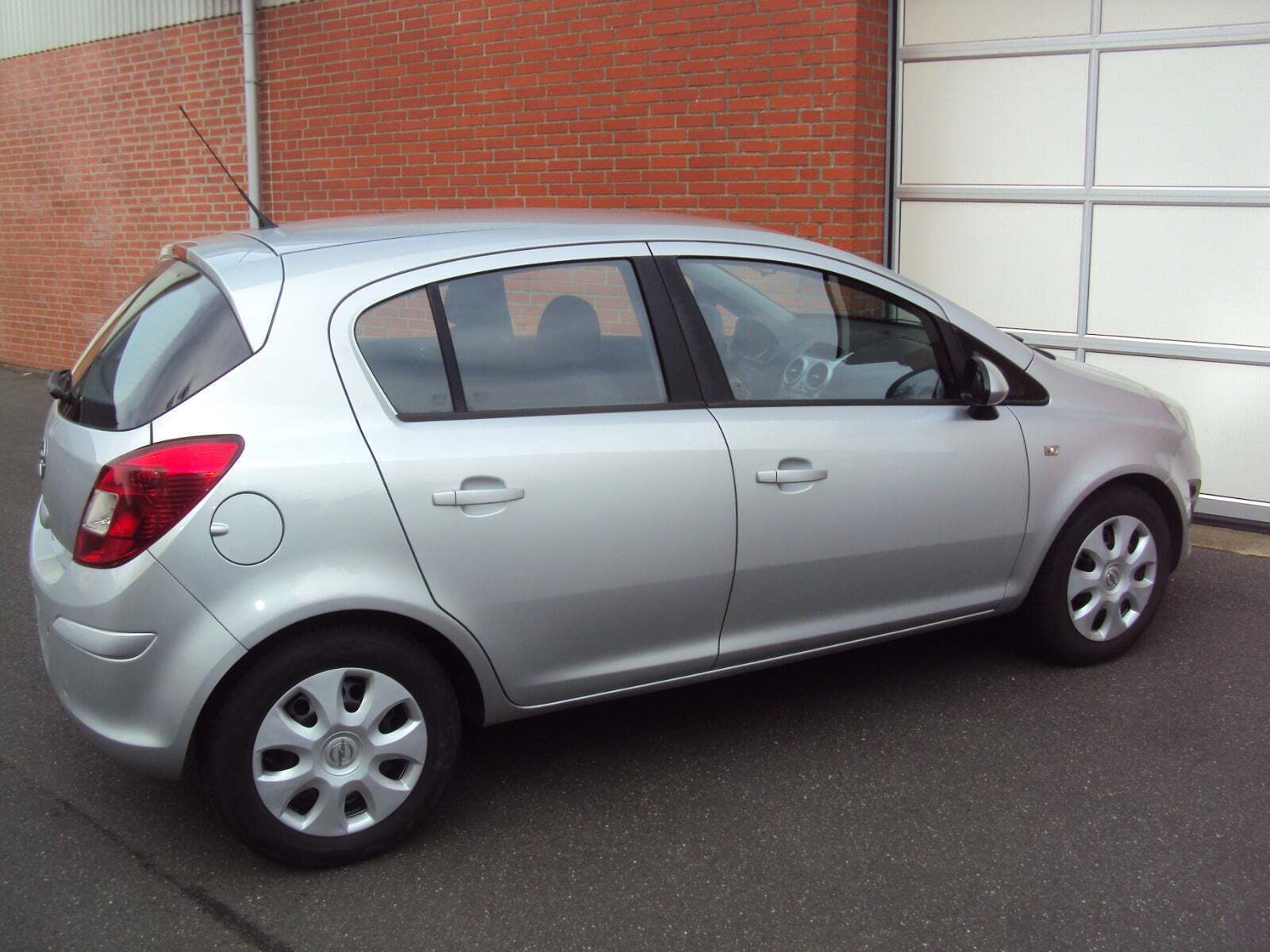 Sølv Opel Corsa fra 2015