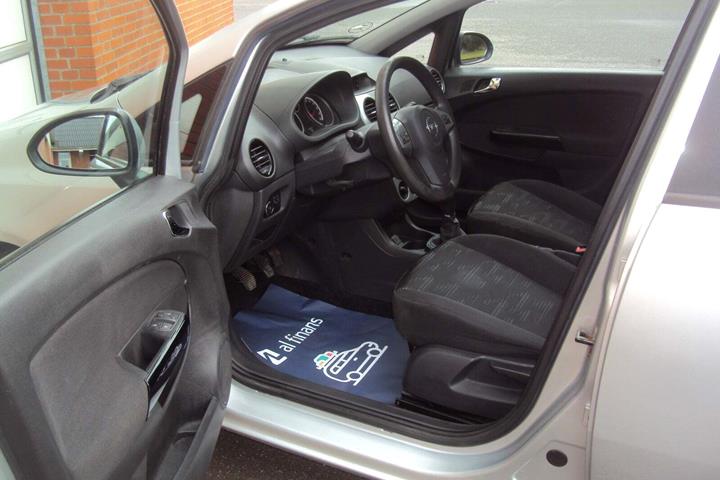 Sølv Opel Corsa fra 2015