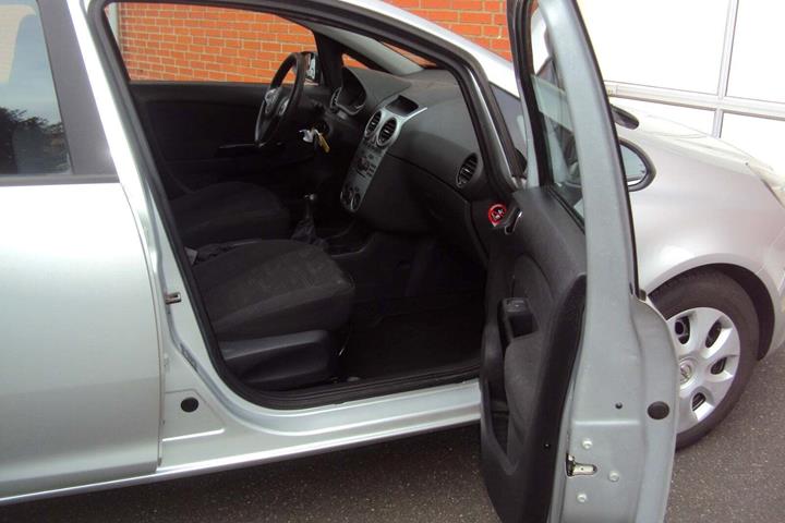 Sølv Opel Corsa fra 2015