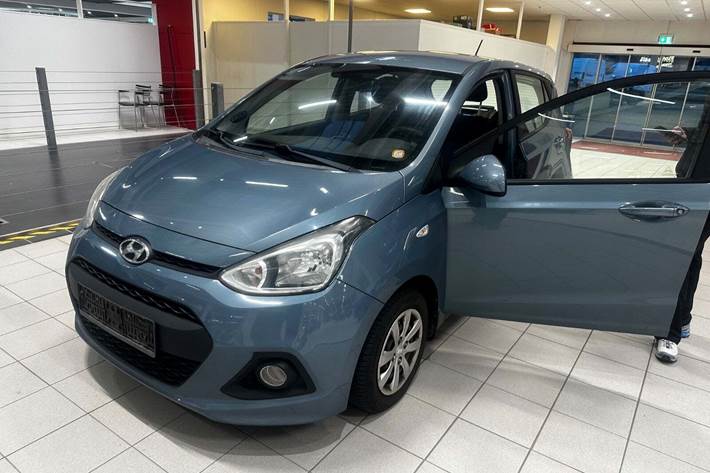Blå Hyundai i10 fra 2015
