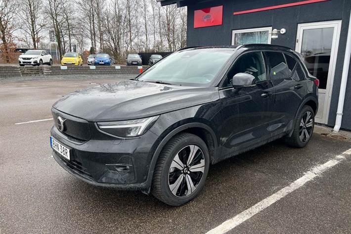 Grøn Volvo XC40 fra 2023 set udefra