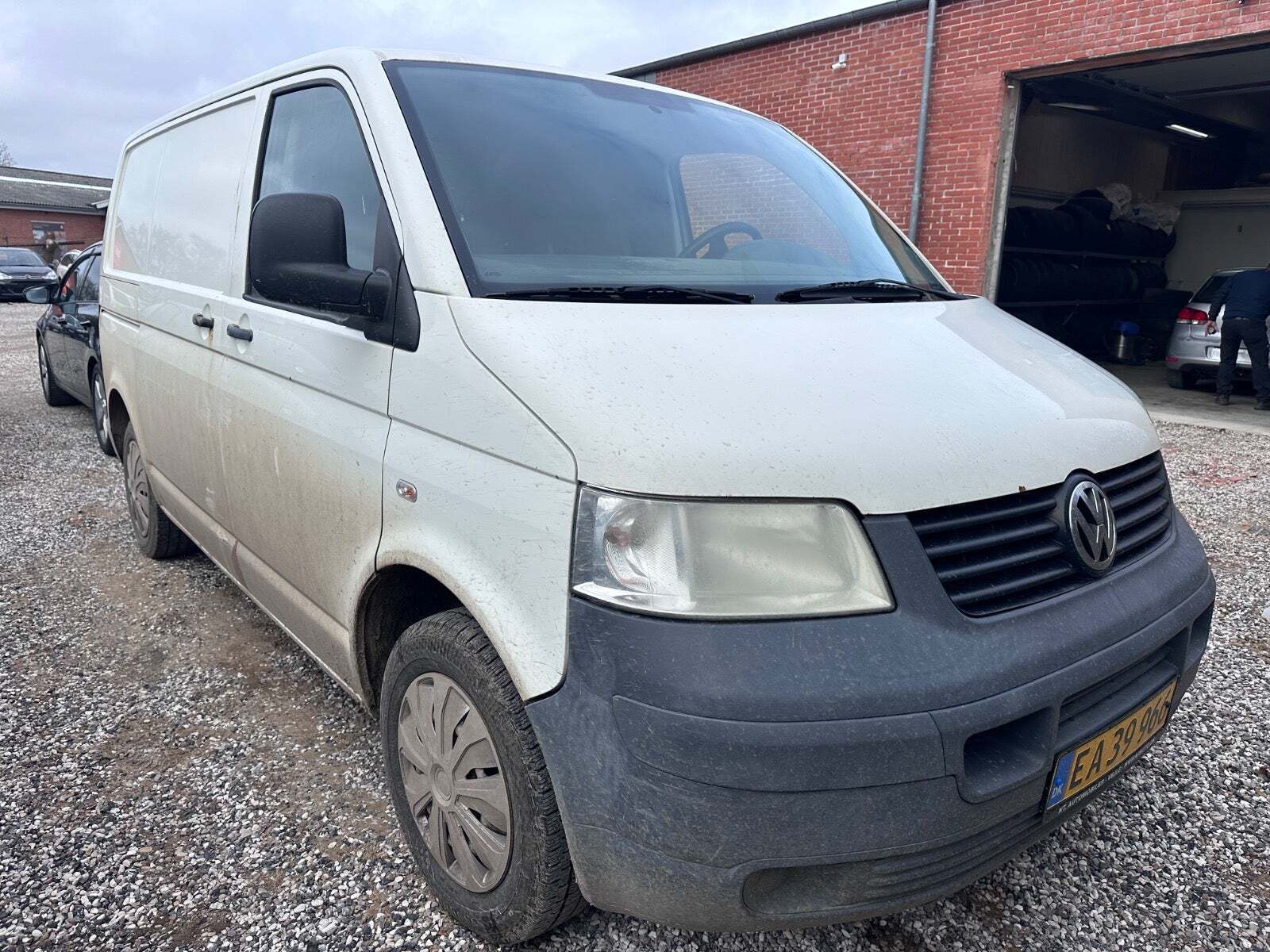 VW Transporter 1,9 TDi 84 Kassevogn kort