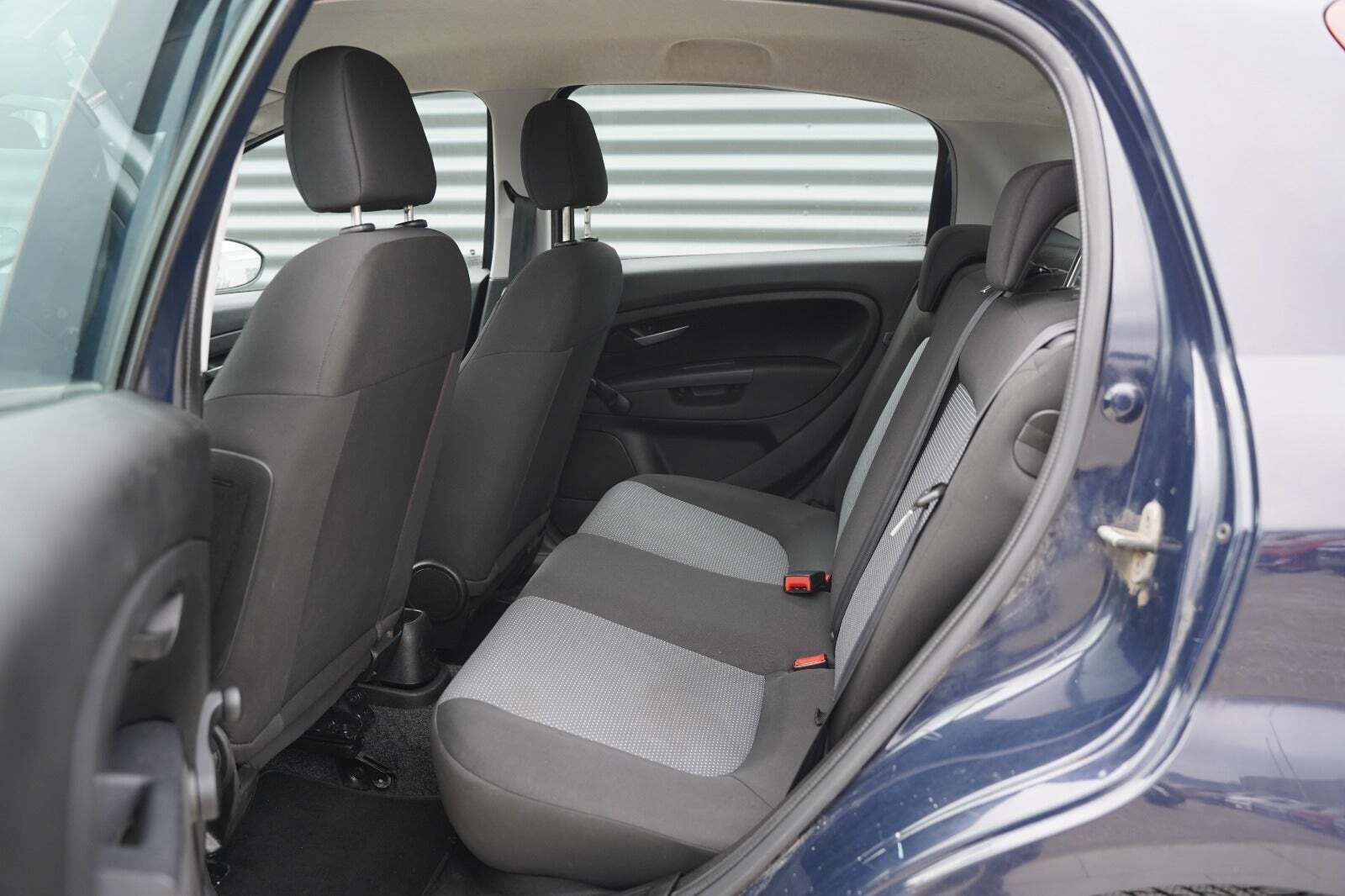 Blå Fiat Punto fra 2012