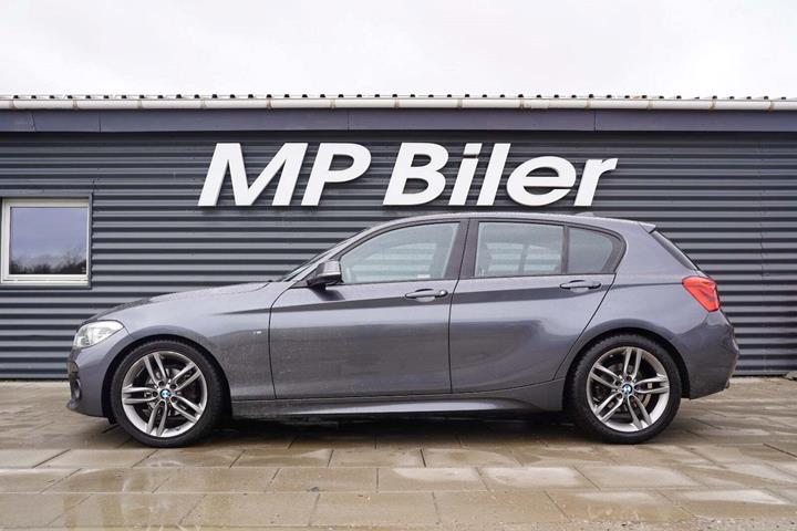 Grå BMW 118i fra 2018