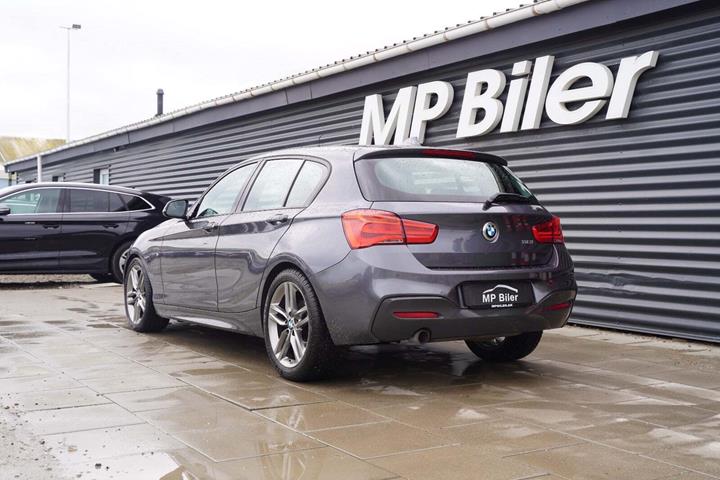 Grå BMW 118i fra 2018