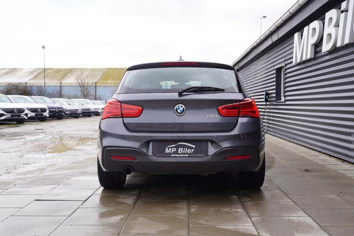 Grå BMW 118i fra 2018