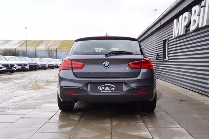 Grå BMW 118i fra 2018